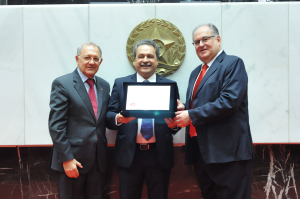 Os deputados Hely Tarqüínio e Roberto Andrade entregaram ao presidente da empresa placa alusiva à comemoração