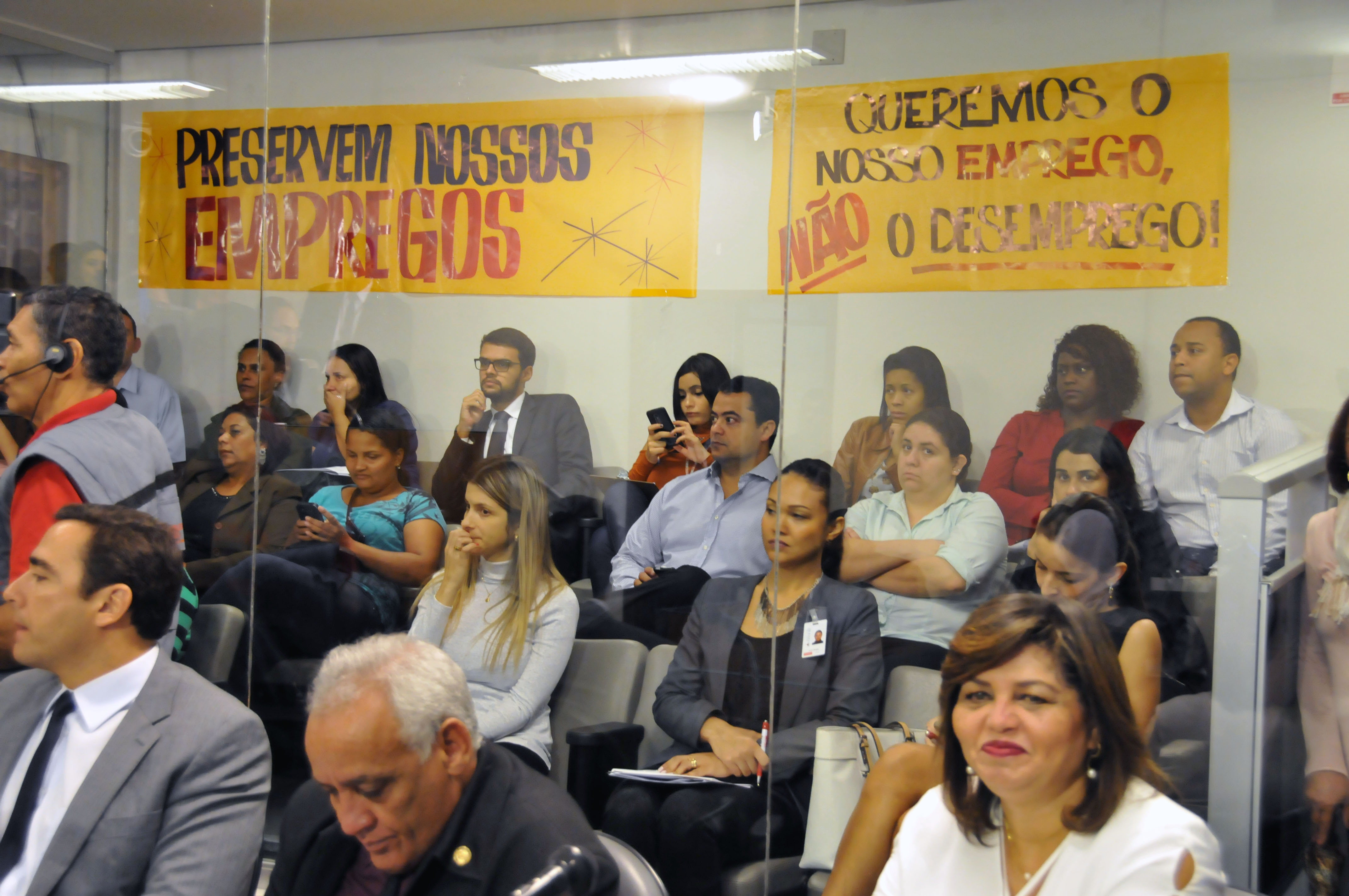 Participantes da reunião protestaram contra projetos que defendem fechamento de mercados aos domingos - Foto: Pollyanna Maliniak