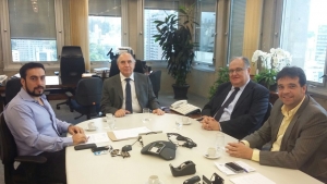 Ângelo Chequer e Roberto Andrade entregam ao presidente Bernardo Alvarenga e ao diretor Luis Santos ofício com reivindicações para Viçosa
